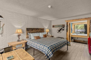 Stonegate Lodge King Bed, 2mi to Historic DTWN Salt Water Pool Room #206